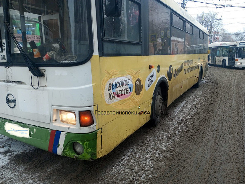 В Саратове на улице Московской под автобус попала женщина 