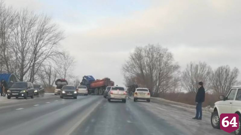 В аварии с грузовиками и легковым автомобилем погибли 2 человека