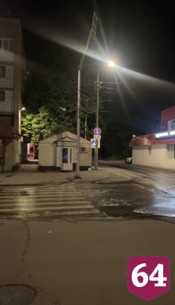 Саратовцы из-за коммунальной аварии ходят с пакетами на ногах