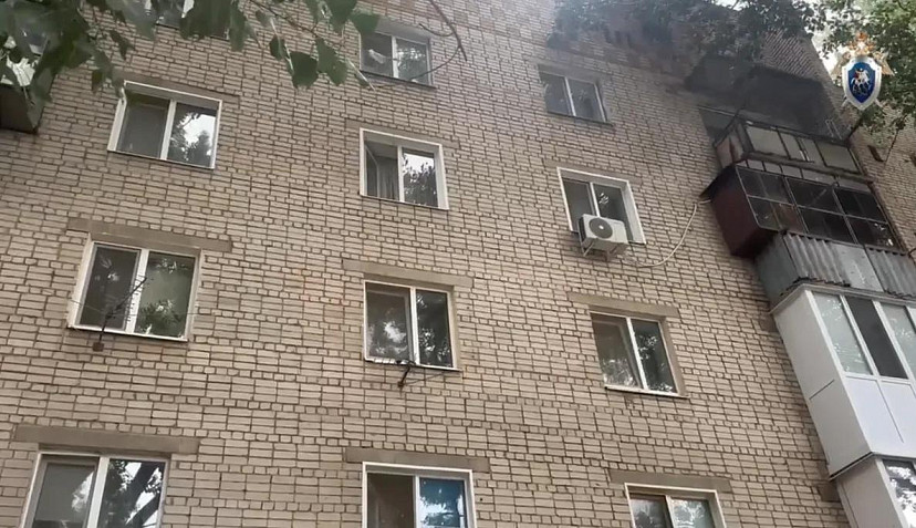 В Энгельсе ребенок выпал из окна четвертого этажа