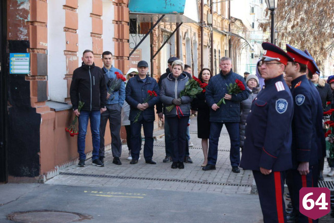Сын Сергея Пускепалиса приехал в Саратов к дому отца