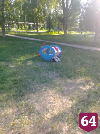 Жители пожаловались на запущенный сквер в Саратове