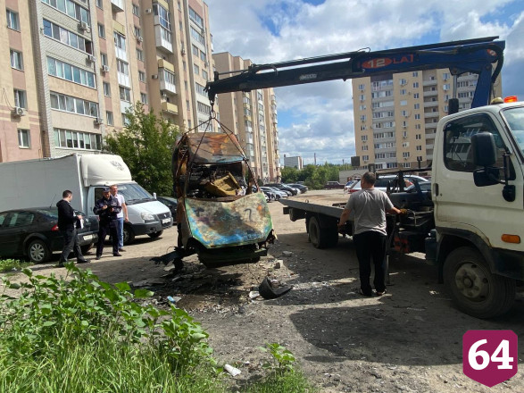 В Саратове эвакуировали брошенный микроавтобус без стекол