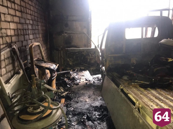 В Саратове из-за сварочных работ сгорел грузовик и гараж