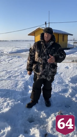 Депутат Госдумы на рыбалке под Саратовом поймал руками окуня