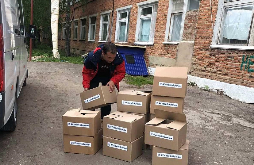 Саратовские волонтеры передали медикам наборы к чаю