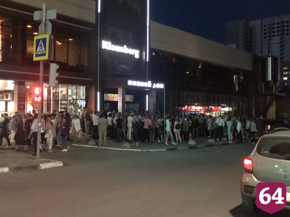В центре Саратова собралась толпа без масок «с запахом коронавируса»