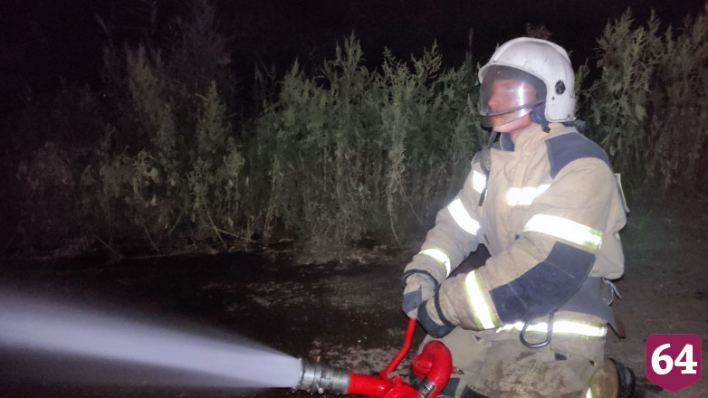 В Энгельсе крупный пожар охватил производственное здание