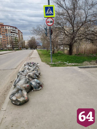 Саратовцы попросили убрать мусор на остановке 
