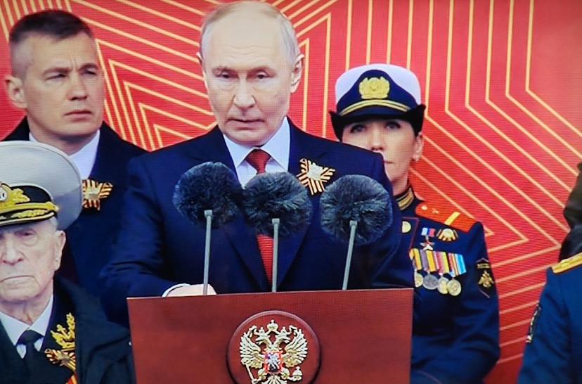 На трибуне с Владимиром Путиным находится Герой России из Саратовской области Людмила Болилая