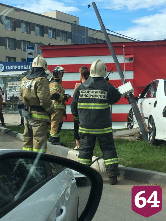 Иномарка из свадебного кортежа влетела в торговый павильон