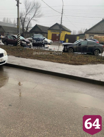В Энгельсе два ребенка и женщина пострадали в массовом ДТП