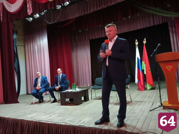 Саратовских чиновников призвали отремонтировать крышу учительнице