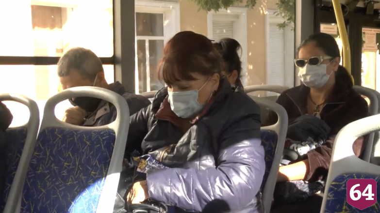 Грабитель сорвал с женщины золотую цепочку на остановке в центре Саратова