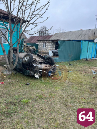 Под Саратовом водитель протаранил забор и погиб в опрокинувшейся легковушке