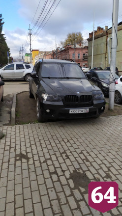 BMW с «красивым» номером заехал на газон в центре Саратова