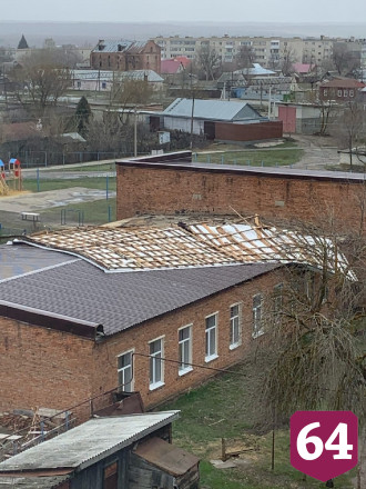 Ураган сорвал крыши нескольких саратовских школ 