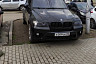 BMW с «красивым» номером заехал на газон в центре Саратова
