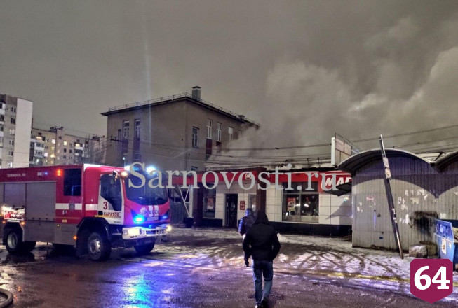 Пожарные отбивают от огня «Магнит» и склад за Сенным рынком