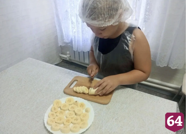 Саратовских детей на мастер-классе учили жарить оладушки