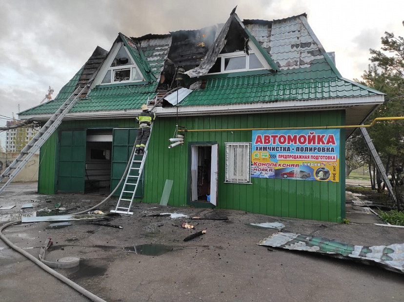 В Энгельсе пожар уничтожил автомойку с сауной