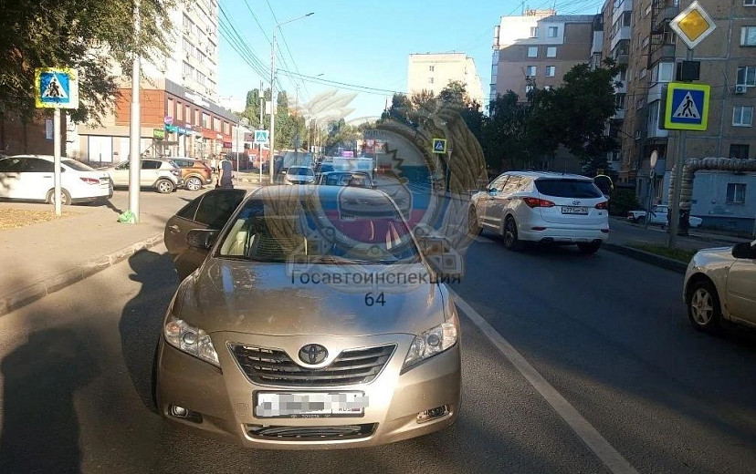 В Саратове водитель «Тойоты» сбил девушку с подростком