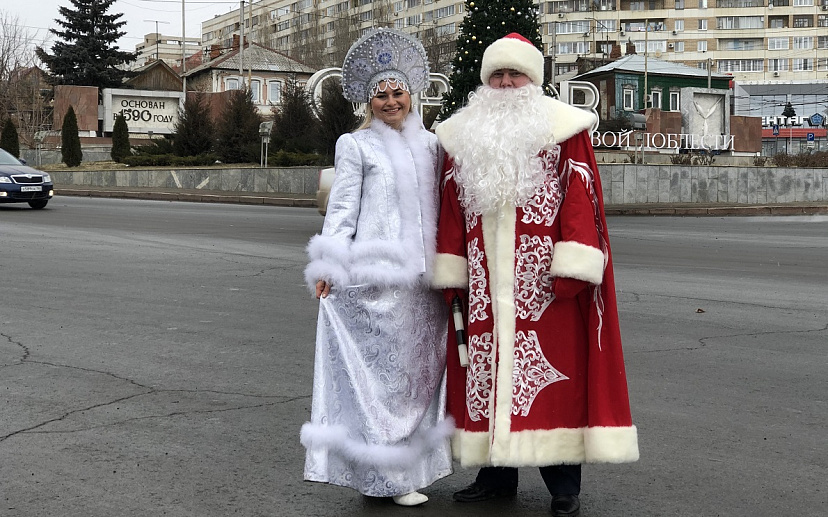 Саратовские полицейские переоделись в костюмы Деда Мороза и Снегурочки 