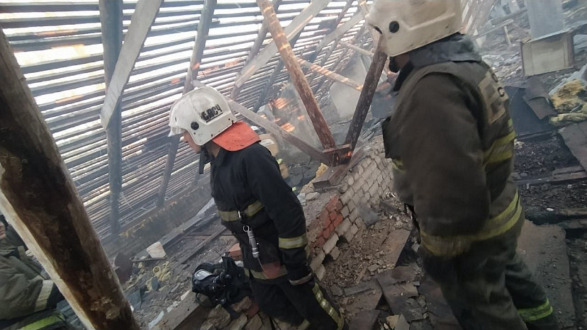 В Саратове пожарные тушили 3-этажный дом