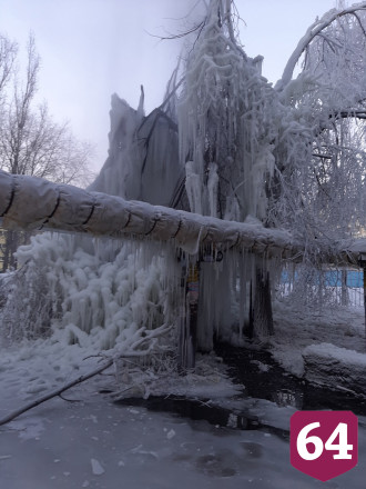 Саратовцы показали замерзшие коммунальные водопады