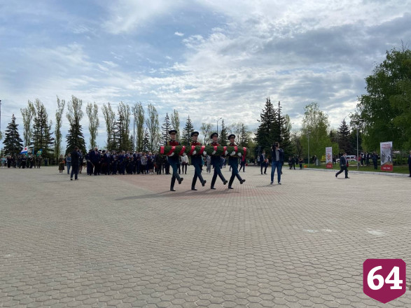 Губернатор возложил цветы к Вечному огню в парке Победы 