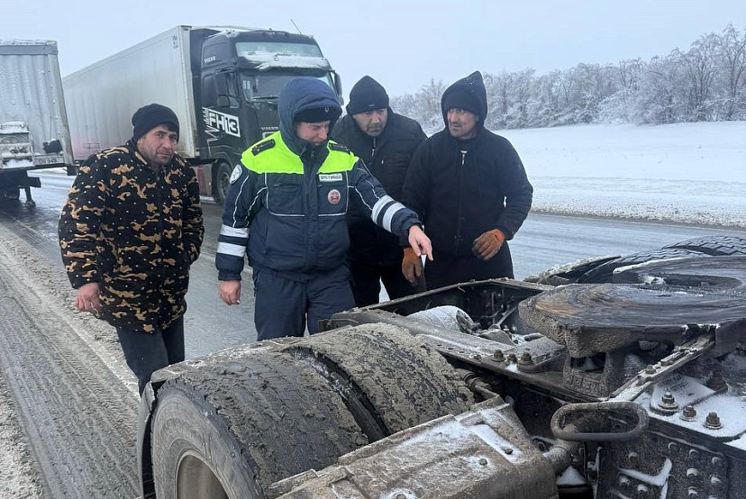 Саратовские автоинспекторы помогли владельцу грузовика с замерзшей соляркой