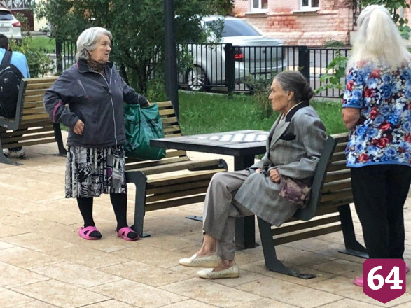 Жители Саратова после дождя вышли гулять без масок