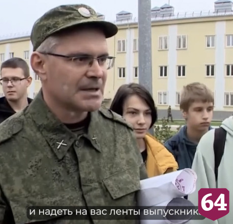 Саратовские школьники со слезами проводили учителя на Украину