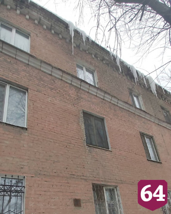 Из-за падающих сосулек Саратов предложили огородить ленточками