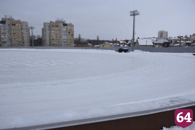 Саратовский силач оценил качество льда на городских катках 