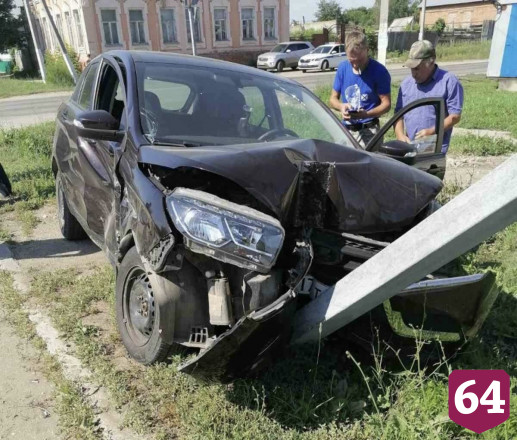 Автоледи и 13-летняя девочка пострадали в ДТП со столбом