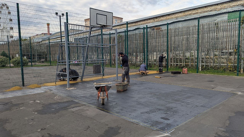 В Саратове обновляют покрытие спортплощадок набережной 