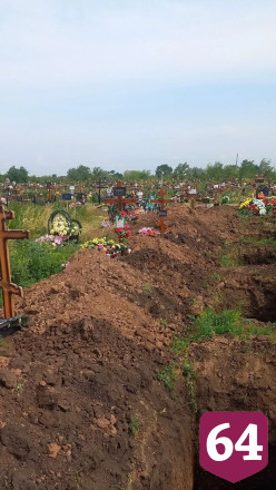 На кладбище под Саратовом закидали землей могилы с крестами
