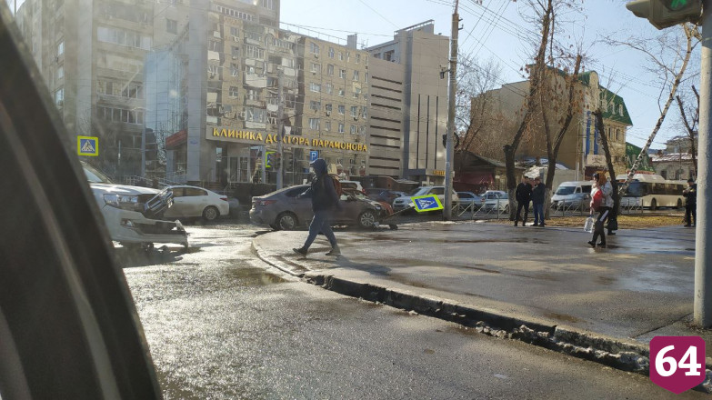 В центре Саратова легковушку после ДТП выбросило на тротуар