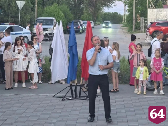 В День города выпускники танцевали школьный вальс