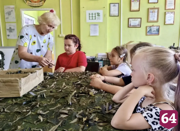 Саратовских школьников научили плести маскировочный модуль 