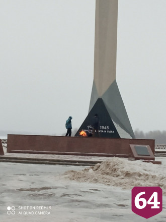 В Саратовской области дети прыгали над Вечным огнем