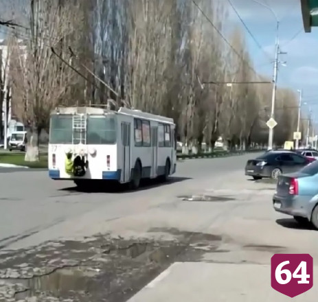 Жители заметили на лестнице троллейбуса зацеперов
