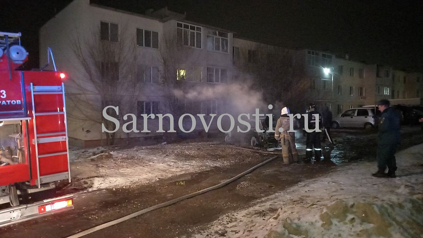 В Саратове под окнами дома полыхала новая иномарка