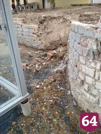 В Саратове пассажиры ждут автобусы в воде
