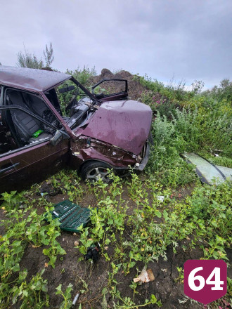 В Саратове водитель опрокинул легковушку в кювет