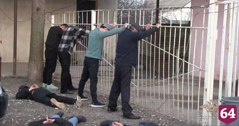 В Энгельсе осудили 33 участника ОПГ по легализации мигрантов