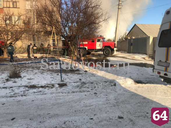 В Саратове пожарные тушат горящие дом и сарай