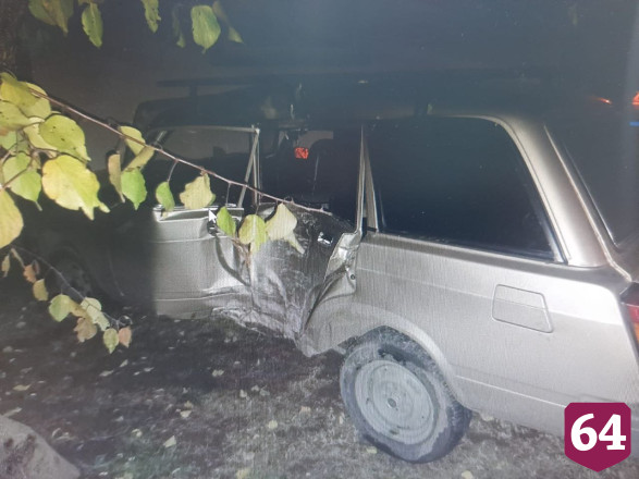 Ночью в Энгельсе автомобиль врезался в дерево