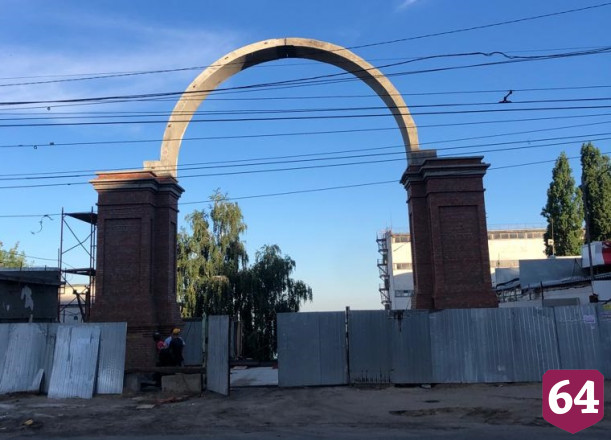 В Саратове установили свод Триумфальной арки 